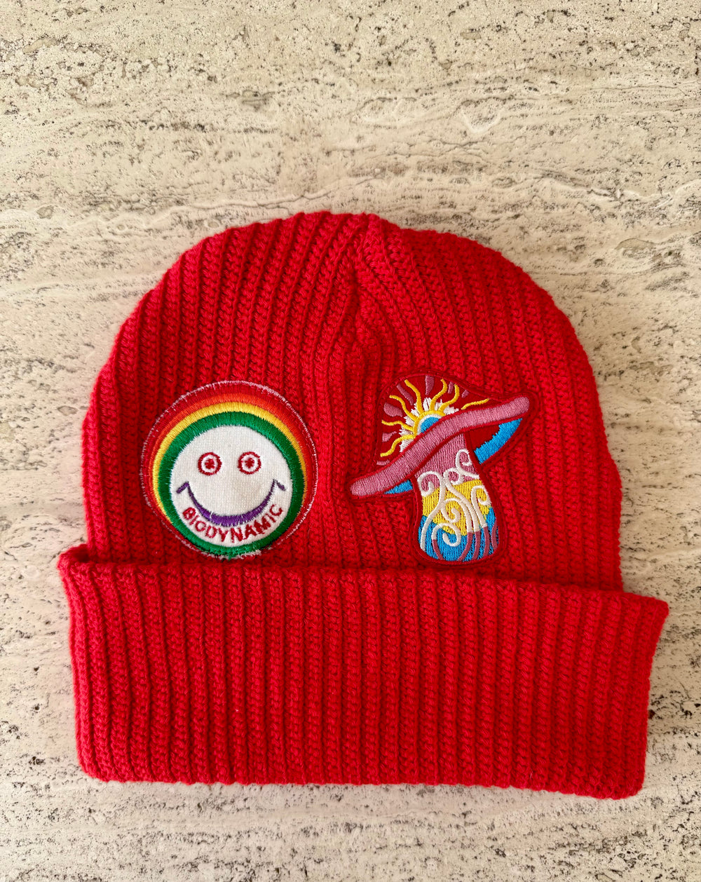 Red Momo Beanie "Smiley Biodynamic"/ 2 patches