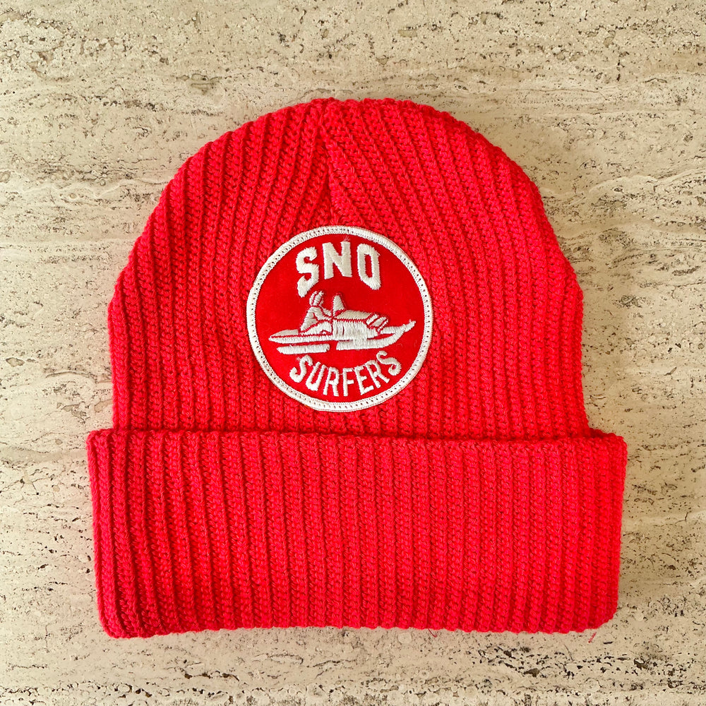 Red Momo Beanie "SNO Surfers"/ 1 patch