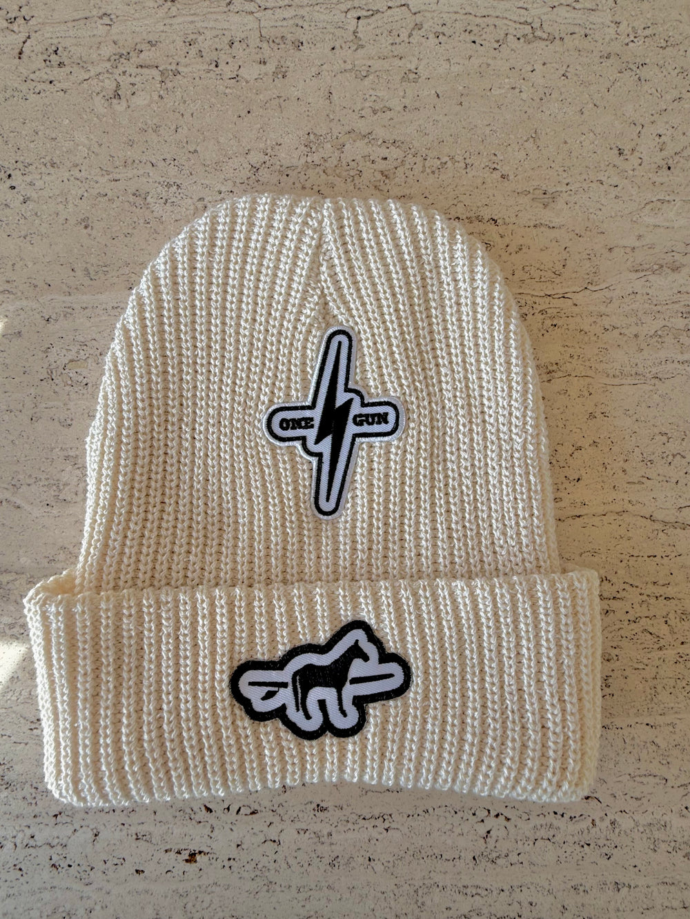 White Momo Beanie "Horse with Surfboards"/  1 patch