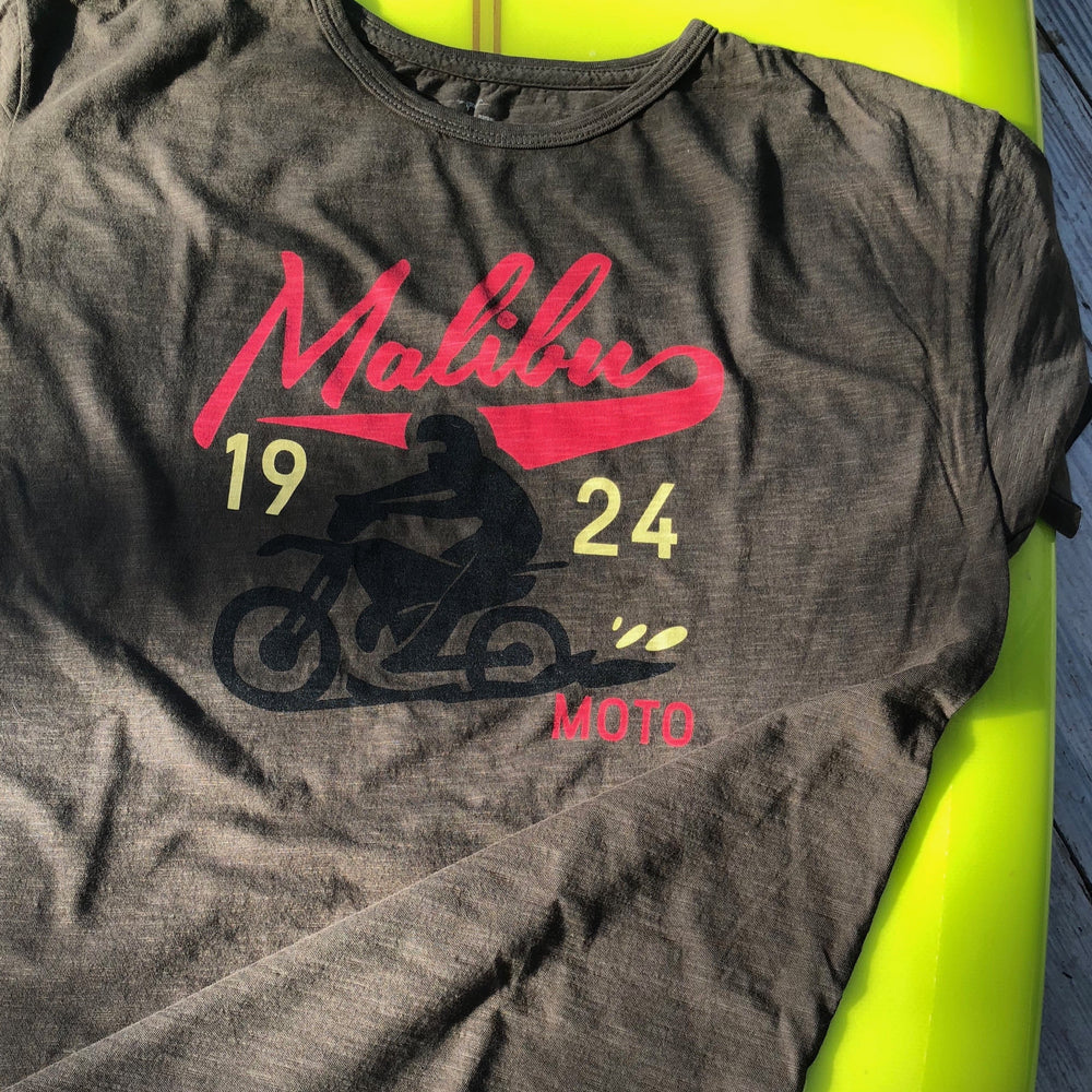 One Gun T- Shirts Malibu Moto 1924. Black shirt with Malibu Moto written in red text. A person rides on a motorcycle. 