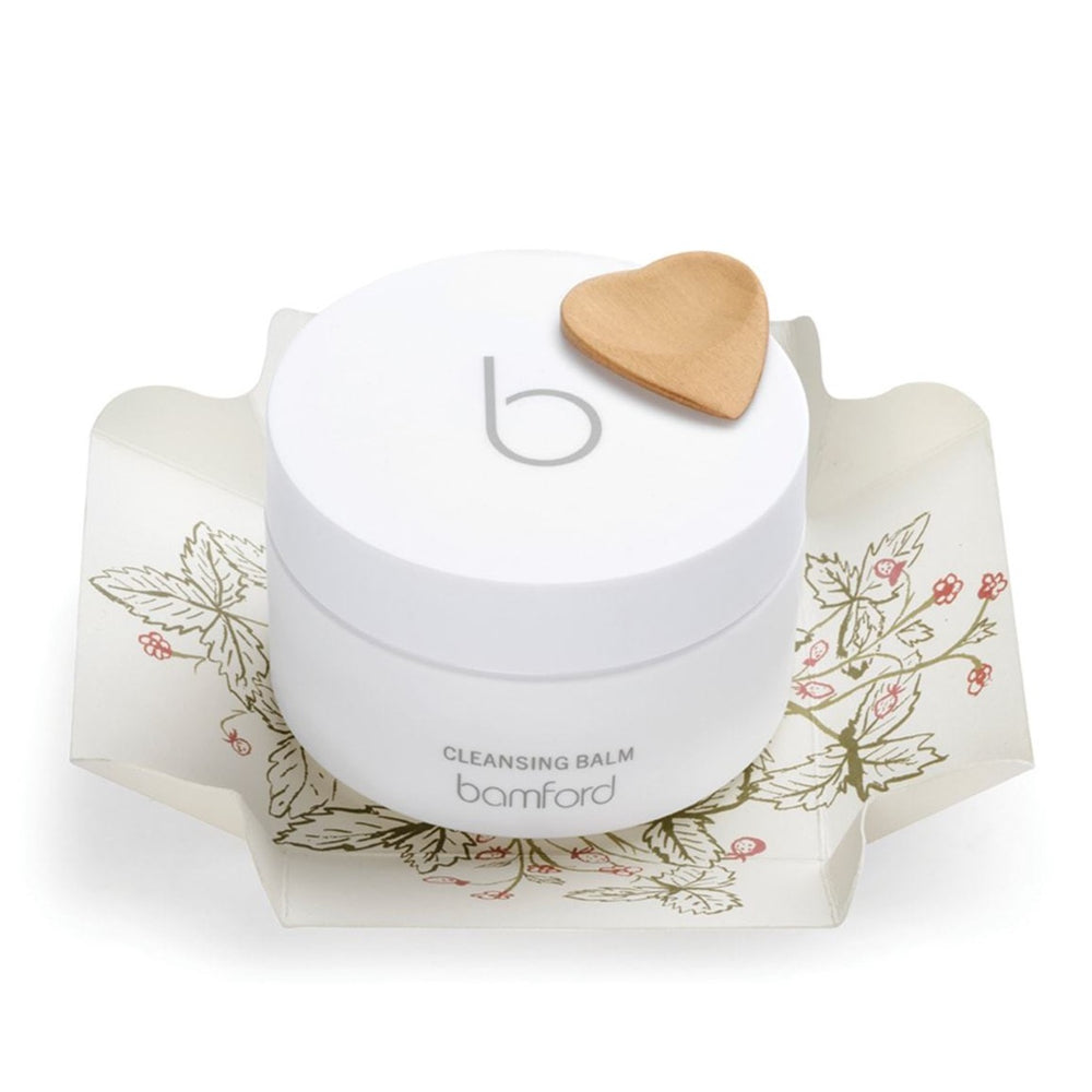 A purifying balm to cleanse and protect. A nourishing base of organic shea butter with coconut and argan oils deeply hydrates and gently cleanses. Strawberry seed oil combined with aloe vera soothes and replenishes to rehydrate skin, improving elasticity and softness. Winner of 2017 Beauty Shortlist Awards.  41% Organic Ingredients SIZE - 100ml
